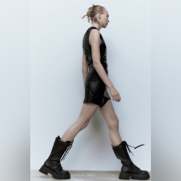 LACED LEATHER BOOTS WITH TREADED SOLES - Picture 3 of 8